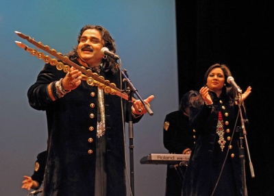 Arif Lohar (L) and Fozia on stage at Asia Society New York on April 28, 2012. (Elsa Ruiz/Asia Society) 