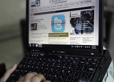 A Pakistani resident uses a computer to browse a newspaper website in Quetta on May 20, 2012, after the country's government blocked social networking website Twitter. (Banaras Khan/AFP/GettyImages)