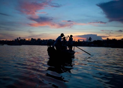 Dawn patrol: vendors heading to market get an early start on the Mekong River in Vietnam. (Hélène Franchineau)