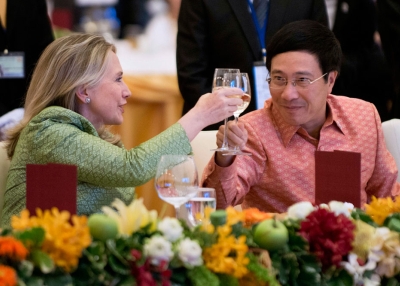 US Secretary of State Hillary Clinton toasts Vietnamese Minister of Foreign Affairs Pham Binh Minh during the ASEAN Gala Dinner at City Hall in Phnom Penh on July 12, 2012. (Brendan Smialowski/AFP/GettyImages)