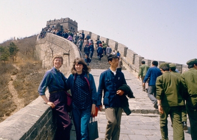 Two foreign tourists at the Great Wall of China circa 1984. (kattebelletje/Flickr)