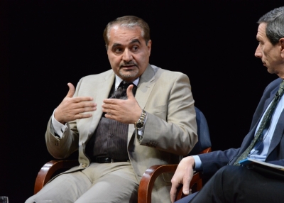 Former Iranian nuclear negotiator Hossein Mousavian (center) speaks with former U.S. nuclear negotiator Robert Einhorn during an event at Asia Society on December 17, 2013. (Kenji Takigami)