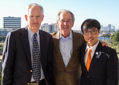 North Korean defector Shin Dong-hyuk (R) and author Blaine Harden (L) meet with former President George W. Bush in 2013. (Flickr/Freddy Ford)