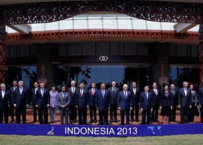 Leaders of the 21 APEC nations at the 2013 APEC summit in Bali, Indonesia in October 2013. (National Center for APEC)