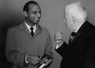 American poet Robert Frost, right, speaks with a guest at an homage to the Indian writer Sir Rabindranath Tagore (1861-1941) in an Asia Society-sponsored program held in New York’s Town Hall in 1961. (Asia Society)