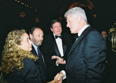 2003 Osborn Elliott Prize winner Elisabeth Rosenthal (L) with, from left, Joe Klein, former Asia Society Chairman Richard Holbrooke and President Bill Clinton. (Elsa Ruiz/Asia Society)