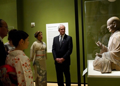 The U.S. Ambassador to Japan Caroline Kennedy and her husband Edwin Schlossberg view The Shinto Deity Hachiman in the Guise of a Buddhist Monk, on loan from the Museum of Fine Arts, Boston, at the opening of the Asia Society Museum exhibition Kamakura: Realism and Spirituality in the Sculpture of Japan, February 2016. (Elena Olivo/Asia Society)