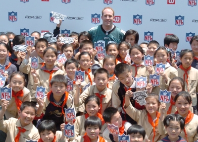 Chad Lewis poses with a group of middle school students in China. (Chad Lewis)