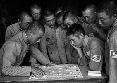 Walter Bosshard (1892-1975): Soldiers of the National Army Playing Board Games in Their Leisure Time. China, 1938. © Fotostiftung Schweiz / Archiv für Zeitgeschichte