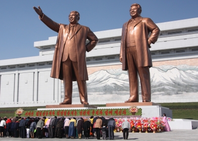 Visitors bowing to statues of Kim Il-Sung and Kim Jong-il in Pyongyang
