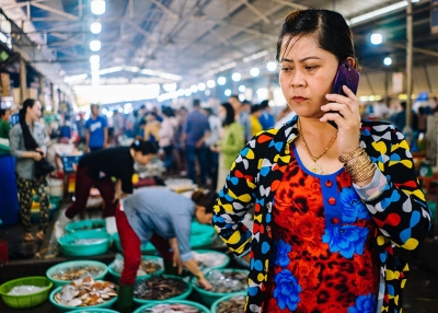 Disruptive Asia Sustainable Finance -Saigon market woman - Robson Hatsukami Morgan - Unsplash