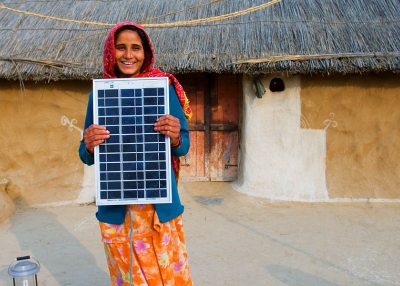 Shahnaz - Woman and solar panel Rajasthan - Knut Erik Helle - Flickr