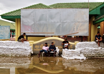 Flood workers in Bangkok, 2011