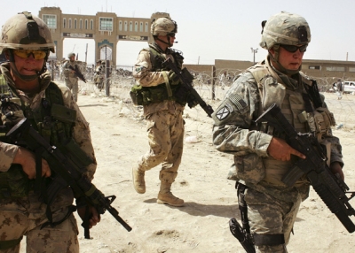 American, (R), and Canadian soldiers walk near the Afghan-Pakistan border crossing in support of Operation Mountain Thrust on June 19, 2006 at Spin Boldak, Afghanistan. (Photo by John Moore/Getty Images)