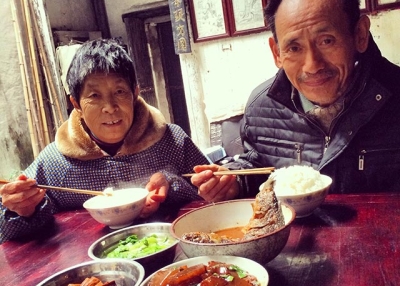 Wang Shuochang and his wife Shu Juzhen having lunch at home. (Sun Yunfan)