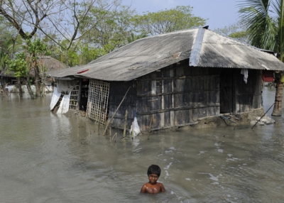 Moyna’s home in Bangladesh is completely surrounded by contaminated floodwater. Here, the 10-year-old is taking a bath – the only way she knows to try to keep clean. (Rafiqur Rahman Raqu/DFID/Flickr)