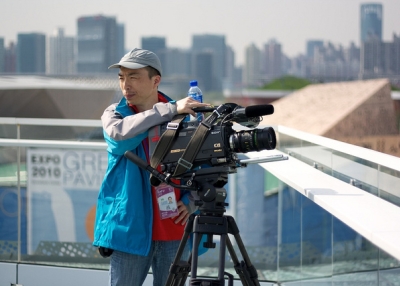 A camera operator from CCTV News on the roof of the Swedish pavilion at the 2010 World Expo in Shanghai. (Flickr/Tobias Andersson Åkerblom)