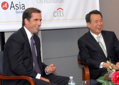 ABC News anchor Bob Woodruff (L) with South Korean Prime Minister Han Seung-soo (Elsa Ruiz/Asia Society).