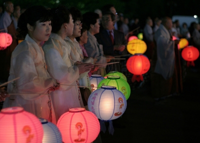 Praying with lanterns (lets.book/Flickr)
