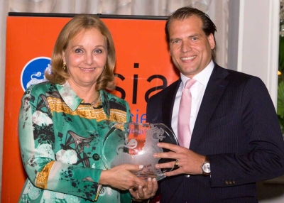 Asia Society President Josette Sheeran (L) presents the Global Citizenship Award to Kees Kruythoff of Unilever (R). (Bennet Cobliner)