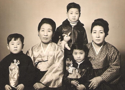 A Korean family portrait. (bloodcurdlingscreams 2.0/flickr)