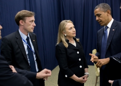 Jake Sullivan (left), as U.S. President Barack Obama talks with Secretary of State Hillary Rodham Clinton about his decision to send her to the Middle East while attending the US-ASEAN Summit in Phnom Penh, Cambodia on 20 November 2012 (White House/Pete Souza/Flickr).