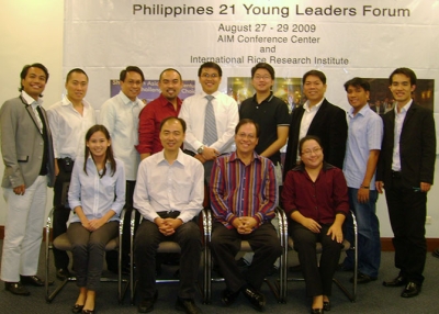 Phils 21 Class of 2009 Fellows with ASPF Exec. Dir. Arnel Casanova (center, 2nd row) and guest panelists, 2009 Ramon Magsaysay awardees Ma Jun and Antonio Oposa. (Asia Society Philippines Center)