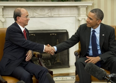 Myanmar’s President Thein Sein shakes hands with U.S. President Barack Obama during meetings at the White House in May 2013. (Saul Loeb/AFP/Getty Images) 