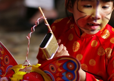 A little girl gets her lantern ready during the Tet celebration (pixiduc/Flickr)