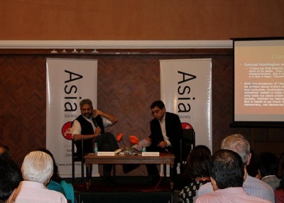 Siddharth Varadarajan (L) and Ashutosh Varshney (R) in Mumbai on January 8, 2014. (Asia Society India Centre) 