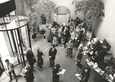 Asia Society President Robert B. Oxnam greets visitors at an Asia Society New York open house in 1984. (Marcia Weinstein/Asia Society)