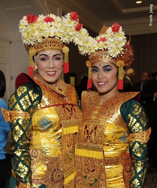 Gamelan Sekar Jaya opened the dinner with a Balinese dance and gamelan performance (Frank Jang Asia Society)