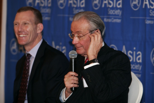 William Rhodes (R) with Jamie Metzl (L) in Seoul on November 9, 2010. (Asia Society Korea Center)