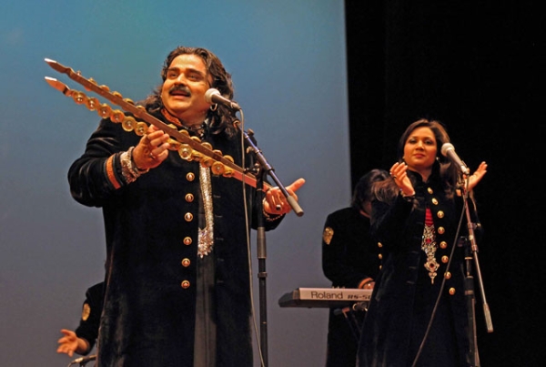 Arif Lohar (L) and Fozia on stage at Asia Society New York on April 28, 2012. (Elsa Ruiz/Asia Society) 