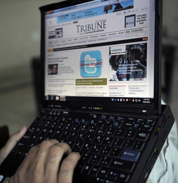 A Pakistani resident uses a computer to browse a newspaper website in Quetta on May 20, 2012, after the country's government blocked social networking website Twitter. (Banaras Khan/AFP/GettyImages)