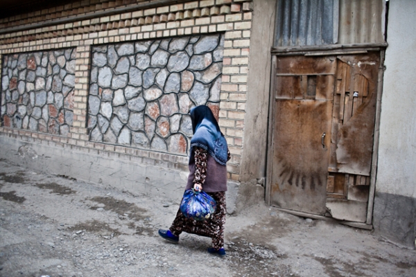 An old Kyrgyz woman walks through the back alleys of the Jalalabad Bazaar. (Sue Anne Tay)