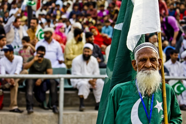 An old man in patriotic garb at the Wagah border. (Imtiaz Ahmed/Flickr)