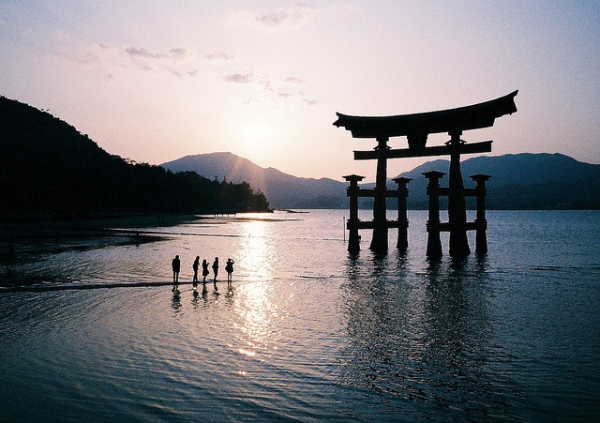 A group inches towards the Itsukushima Shrine on the Miyajima Island of Hiroshima, Japan on May 13, 2012. (Guwashi999/Flickr)