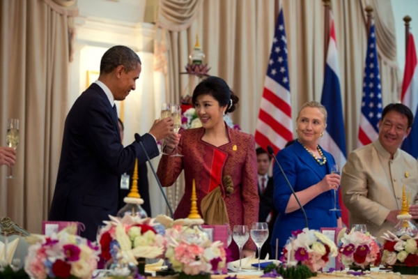 Thai Prime Minister Yingluck Shinawatra offers a toast at an official dinner with U.S. President Barack Obama and U.S. Secretary of State Hillary Rodham Clinton at the Government House in Bangkok, Thailand on Nov. 18, 2012. (Pete Souza/U.S. Department of State)