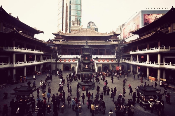 People visit the Jing'an Temple on West Nanjing Road, in  Shanghai, China on January 23, 2012. (Benjamin Linh Vu/Flickr) 

