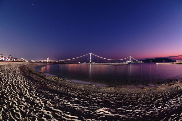 The Akashi Kaikyō Bridge is shrouded in a purple haze at twilight in Kobe, Japan on January 7, 2013. (halfrain/Flickr)