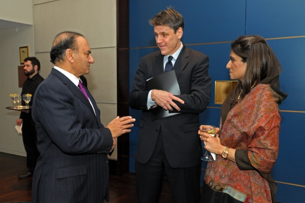 L to R: Farooq Kathwari, Asia Society Executive Vice President Tom Nagorski and Hina Rabbani Khar. (Elsa Ruiz)