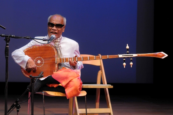 Cambodian chapei dong vong (long-neck guitar) player Kong Nay performs at Asia Society New York on April 20, 2013. (Elsa Ruiz/Asia Society)