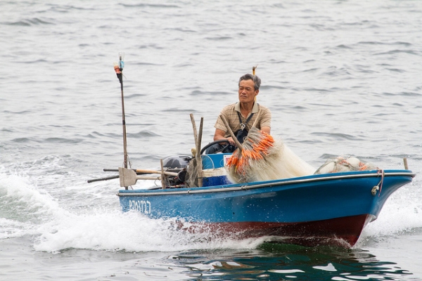 A fishermen heads back to Hong Kong with fresh catch from the sea on May 1, 2013. (See-ming Lee 李思明 SML/Flickr)