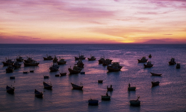 Fishermen head back with their boats as the day comes to an end in Mui Ne, Vietnam on May 12, 2013. (etherlore/Flickr)