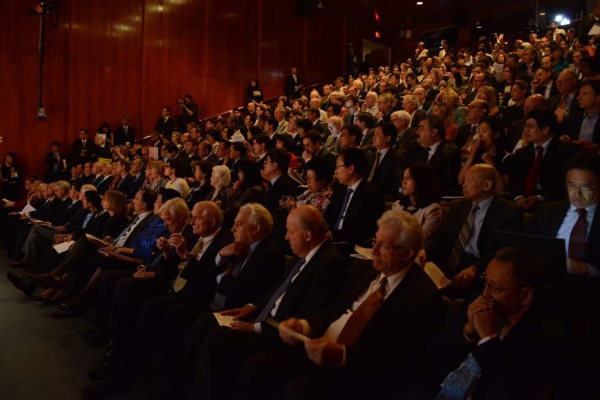 A sold-out crowd filled the Asia Society New York auditorium on May 21, 2013. (Kenji Takigami)