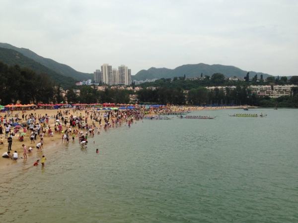 Spectators gather at a beach in Hong Kong to watch this year's dragon boat race on June 12, 2013. (Wendy Tang/ Asia Society Hong Kong)
