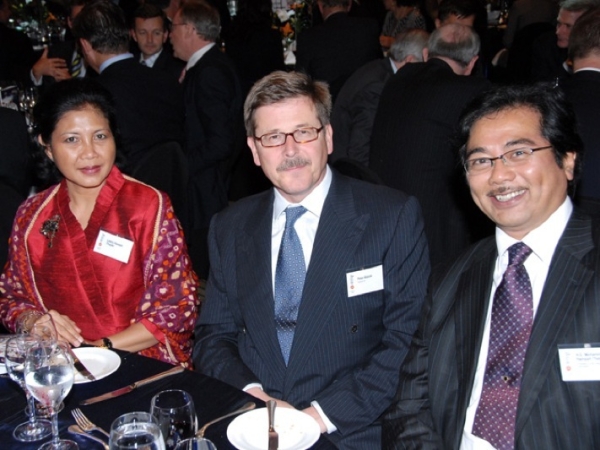 L to R: Lastry Hamzah Thayeb, Peter Wasow, Chief Financial Officer, Santos Ltd., and H.E. Mr. Mohammad Hamzah Thayeb, Indonesian Ambassador to Australia. (Jan Kuczerawy/Asia Society)