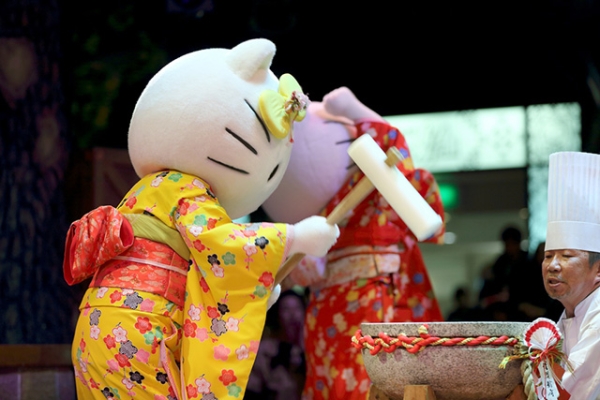 A Hello Kitty character pounds rice cakes at the Sanrio Puroland Theme Park in Tokyo, Japan on January 5, 2014. (Tomhohiro Ohtake/Flickr)