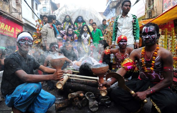 A mock cremation ritual at a procession for Maha Shivaratri in Allahabad, India on February 27, 2014. (Sanjay Kanojia/AFP/Getty Images)